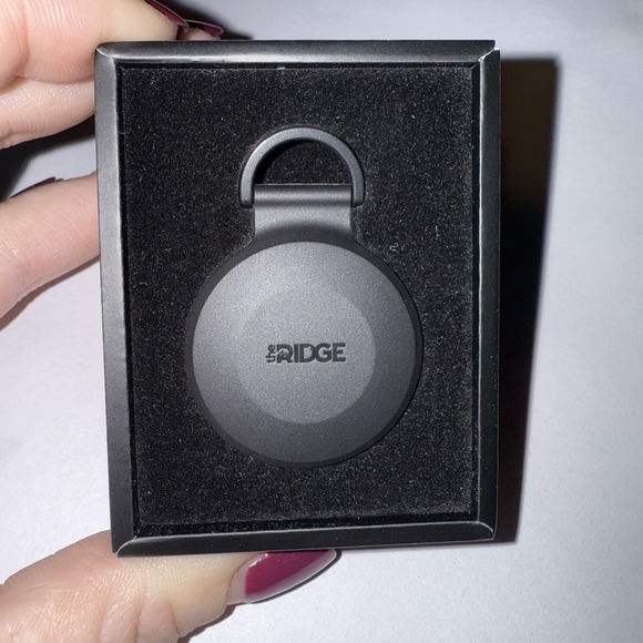 The Ridge Hanging Holder Compatible with Air Tag - Attachment for Ridge Wallet - Picture 3 of 3